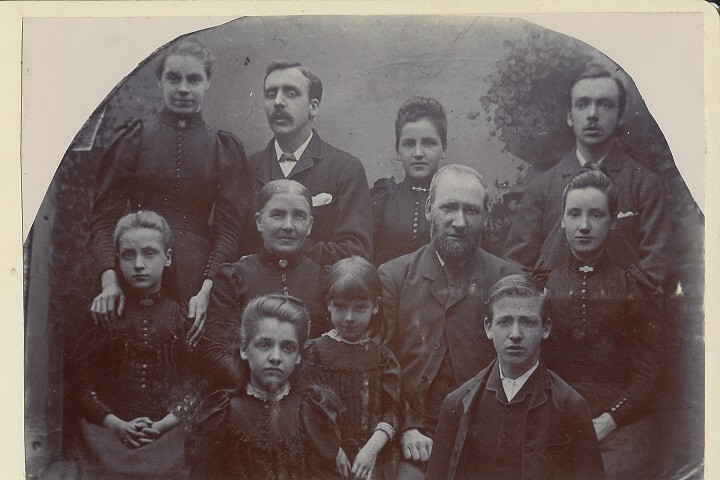 Victorian black and white photo of a family from Bolton